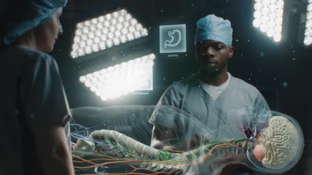 不同的外科医生在手术室工作 非裔美国医生与同事交谈 使用带有人体骨骼和器官三维图形的虚拟全息图显示 Medicine 高级外科 — 图库视频影像