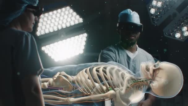 Arヘッドセットの多様な外科医が手術室で働いています アフリカ系アメリカ人の専門家は 人間の骨格と臓器の3Dアニメーションで仮想ホログラフィックディスプレイを使用しています Aiアシスト手術技術 — ストック動画