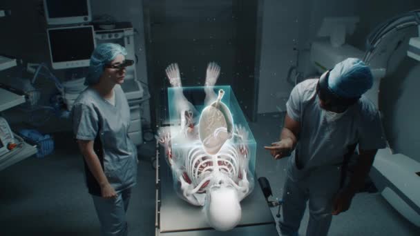 Ar耳机中的不同外科医生在手术室使用未来主义全息图显示工作 虚拟人体骨骼和器官的三维图形 人工智能辅助手术的技术 高科技医学 — 图库视频影像