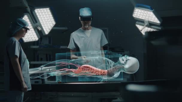 Ar耳机中的男医生和女医生在手术室用人工智能进行外科手术 医学中的虚拟全息图显示 人体骨骼和器官的三维图形 创新的医疗解决方案 — 图库视频影像