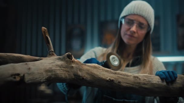Female Carpenter Goggles Grinds Tree Branch Using Grinding Machine Craftswoman — Stock Video