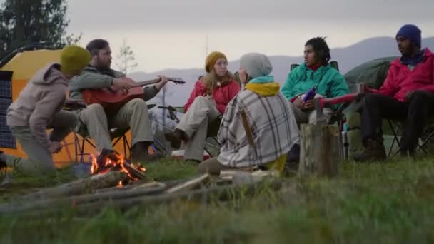 Çeşitli Yürüyüş Arkadaşları Kampta Kamp Ateşinin Yanında Yemek Yer Otururlar — Stok video