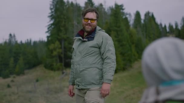 Gli Escursionisti Caucasici Alzano Parlano Con Gli Amici Escursionisti Uomo — Video Stock