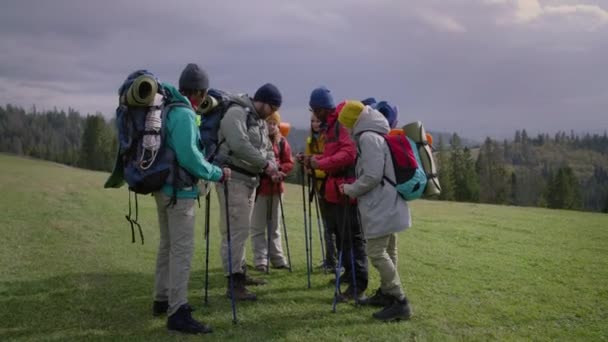 Багато Етнічних Мандрівників Обговорюють Шлях Допомогою Телефону Вершині Гірського Пагорба — стокове відео