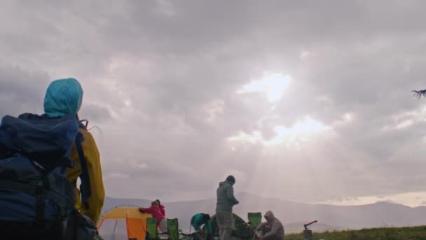 Sırt Çantalı Bir Grup Açık Hava Meraklısı Kamp Yapmak Için — Stok video