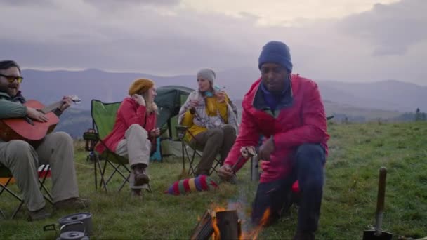 Çok Irklı Gezginlerden Oluşan Bir Grup Uzun Bir Yolculuktan Sonra — Stok video