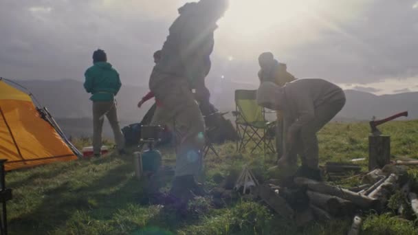 Çok Irklı Doğa Meraklıları Bir Arada Kamp Alanı Kurdular Gezginler — Stok video