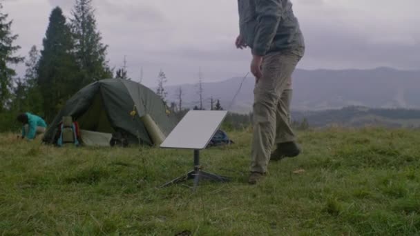 Grupp Vandrare Satte Upp Campingplats Bergen Vit Man Med Son — Stockvideo