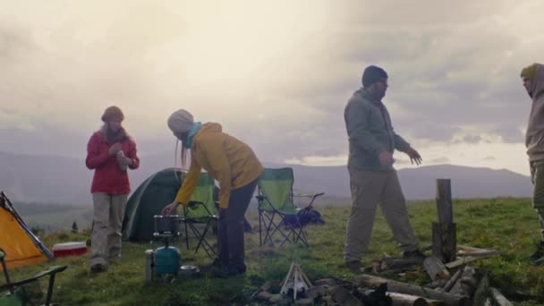 Groupe Touristes Divers Mis Place Des Tentes Couper Bois Les — Video
