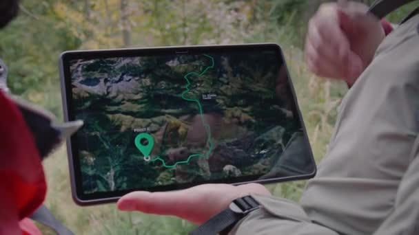 Foto Ravvicinata Dell Escursionista Che Tiene Mano Tablet Digitale Tablet — Video Stock