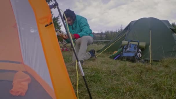Afro Amerikaanse Tiener Zet Tent Camping Multi Etnische Groep Toeristen — Stockvideo