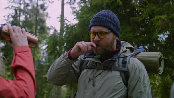 Mannelijke Toerist Neemt Hydratatie Buis Uit Rugzak Begint Water Drinken — Stockvideo