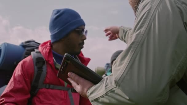Multi Etnische Reizigers Bespreken Trail Weg Met Behulp Van Tablet — Stockvideo