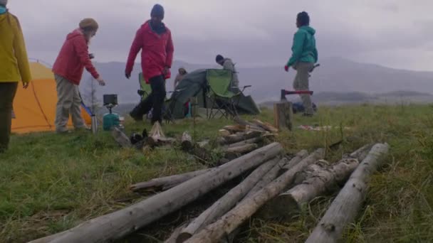 Πολυεθνική Ομάδα Τουριστών Κατασκηνώνει Στα Βουνά Ενήλικες Γυναίκα Μαγειρεύει Γεύμα — Αρχείο Βίντεο