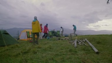 Dağlarda kamp kuran bir grup turist. Afro-Amerikalı adam odun kesiyor. Kadın çay içer ve gaz ocağında yemek pişirir. Oğlu olan gezgin uydu internetini kurup bağlıyor.