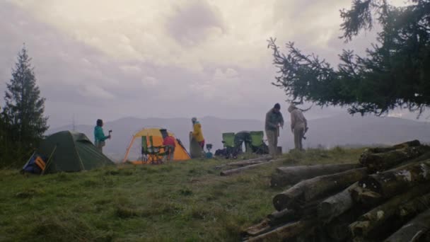 Gruppe Flere Etniske Turister Setter Sammen Campingplassen Reisende Stopper Hvile – stockvideo