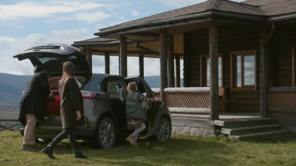 Keluarga Bahagia Keluar Dari Mobil Berjalan Dengan Koper Rumah Modern — Stok Video