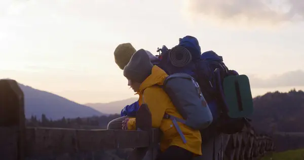 Diversos Jóvenes Excursionistas Cerca Valla Madera Contemplan Hermosos Paisajes Atardecer — Foto de Stock