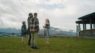 Afrikalı Amerikalı emlakçı, arabadan çıkan çocuklu bir çiftle tanışır. Emlakçı modern evi göstermek için ailesini davet ediyor. İnsanlar potansiyel yeni evlerini ziyaret ediyorlar. Çimenlikteki satılık tabela.