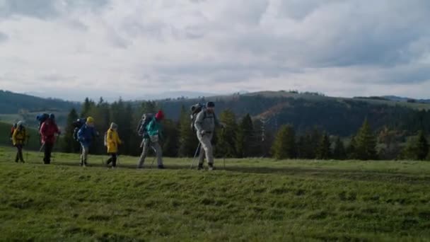 Sonbaharda Dağlara Giden Çeşitli Turist Gruplarının Tam Karesi Yürüyüş Sırasında — Stok video
