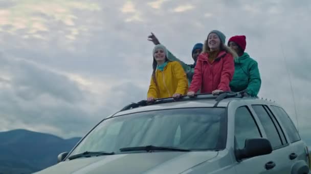 Skupina Různých Turistů Společně Jezdit Dovolenou Horách Turisté Stojící Střeše — Stock video