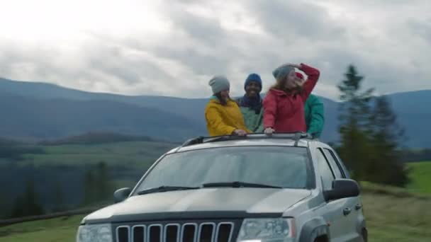 Skupina Různých Turistů Společně Jezdit Dovolenou Horách Turisté Stojící Střeše — Stock video