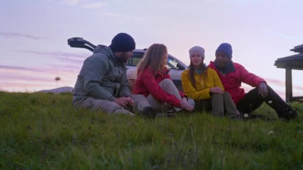 Çok Irklı Turistlerden Oluşan Bir Grup Tepedeki Çimlerin Üzerinde Oturup — Stok video
