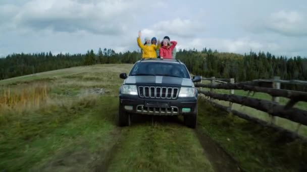다민족 관광객의 산에서 휴가를 자동차 댄스의 햇살을 하이킹과 여행에 사람들은 — 비디오