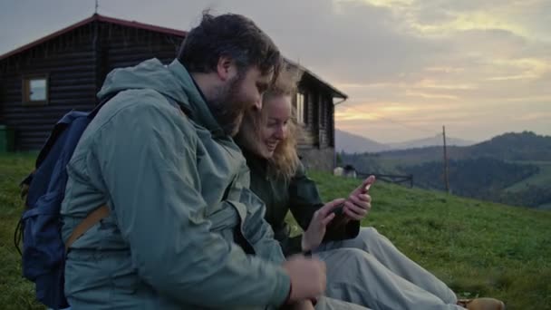 Cuplu Călători Romantici Stau Împreună Dealul Munte Uită Fotografii Telefon — Videoclip de stoc