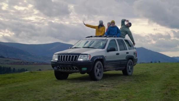 Eine Gruppe Von Touristen Macht Gemeinsam Urlaub Den Bergen Wanderer — Stockvideo
