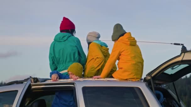 다민족 관광객 자동차 지붕에 나가서 트렁크에서 배낭을 산에서 여행에 여행자의 — 비디오