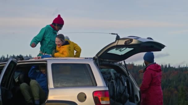 Szczęśliwi Turyści Wysiadają Samochodu Rozmawiają Zabierają Plecaki Bagażnika Zróżnicowani Turyści — Wideo stockowe