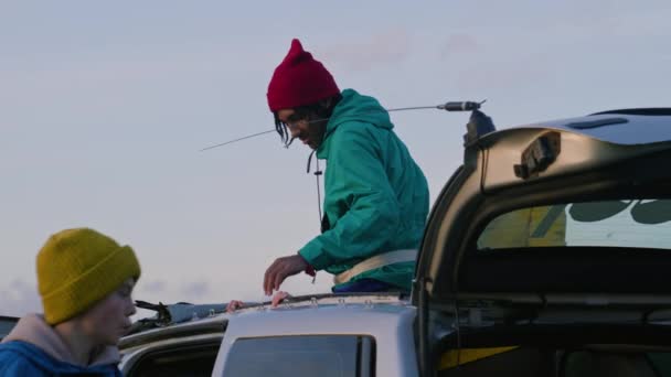 다양한 관광객의 그룹은 산에서 하이킹을위한 트렁크에서 차에서 수하물과 배낭을 하이킹 — 비디오