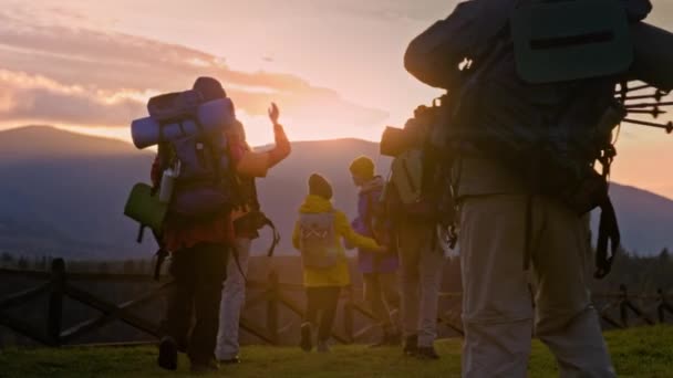 Różnorodni Turyści Plecakami Kijami Trekkingowymi Wędrują Górach Szczęśliwa Rodzina Turystyczna — Wideo stockowe