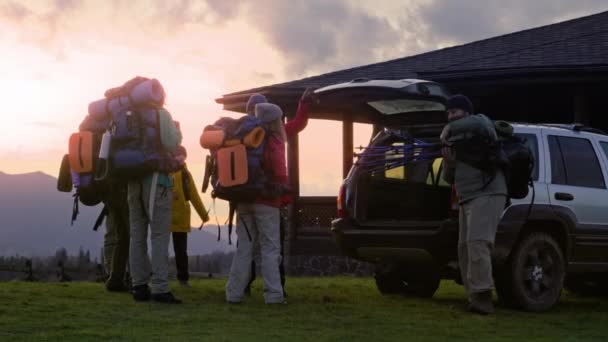 Bir Grup Turist Sırt Çantalarını Araba Bagajından Yürüyüş Direklerini Alıp — Stok video