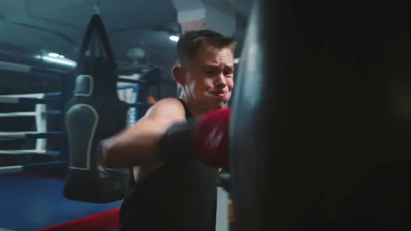 Sebevědomý Mladý Bojovník Udeří Boxovací Pytel Při Tréninku Tmavé Boxerské — Stock fotografie