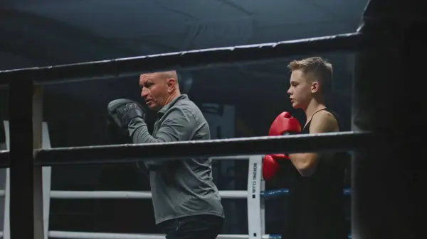 Profesionální Trenér Učí Mladého Boxera Jak Vyhnout Údery Boxerském Ringu — Stock fotografie