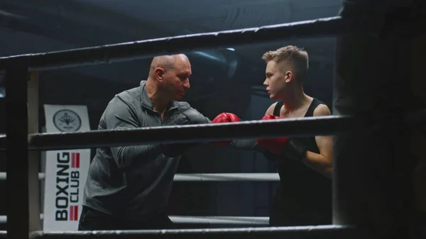 Profesionální Trenér Učí Mladého Boxera Jak Vyhnout Údery Boxerském Ringu — Stock fotografie