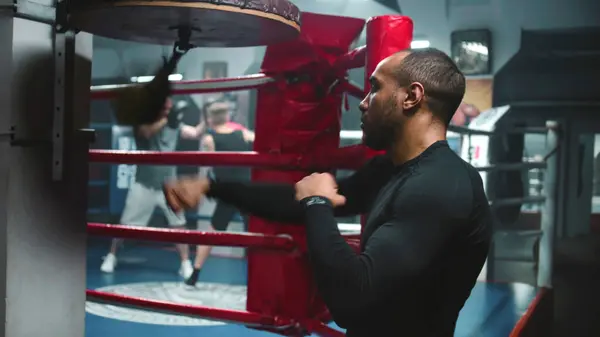 Konzentrierter Afroamerikanischer Kämpfer Schlägt Beim Training Einer Dunklen Boxhalle Auf — Stockfoto