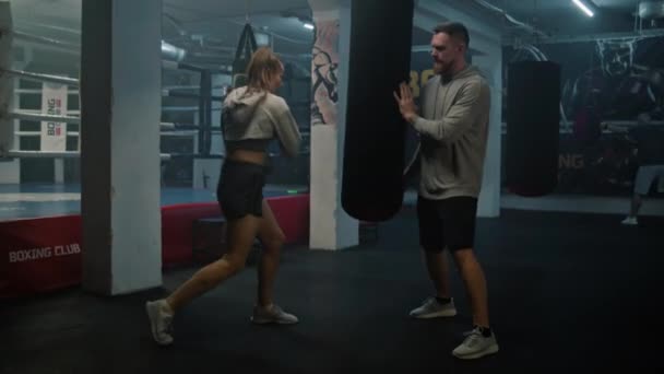 Mulher Kickboxer Bandagens Boxe Bate Saco Perfuração Durante Treinamento Ginásio — Vídeo de Stock