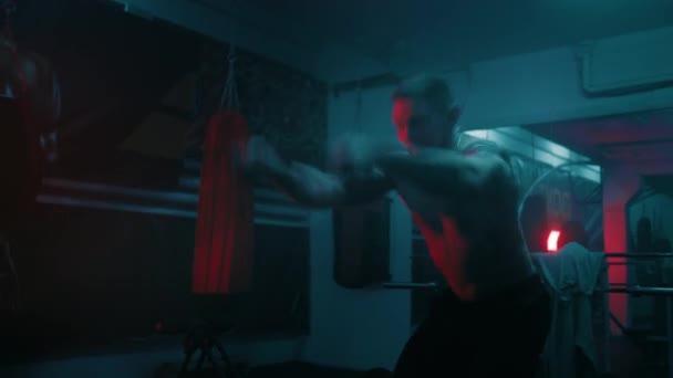 Homem Atlético Treina Com Cordas Batalha Ginásio Boxe Escuro Com — Vídeo de Stock