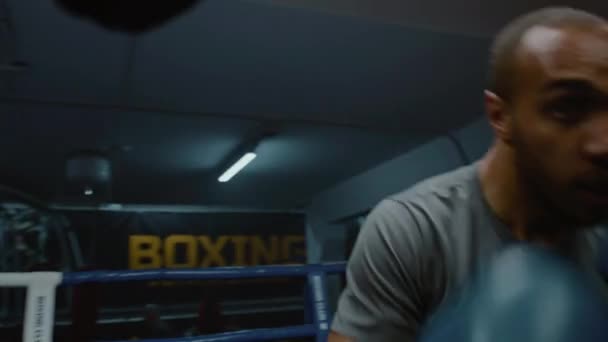 Pov Afroamerikansk Boxare Som Tränar Med Tränare Man Idrottsman Boxningshandskar — Stockvideo