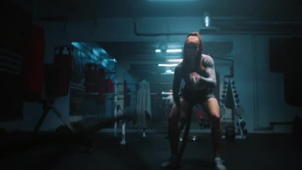 Mulher Atlética Treina Com Cordas Batalha Ginásio Boxe Escuro Com — Vídeo de Stock