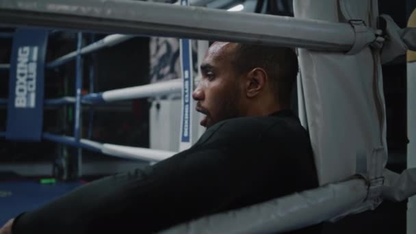 피곤하고 피곤한 아프리카계 미국인 선수는 코너에 앉아있다 얼굴에 구슬을 전투기는 — 비디오