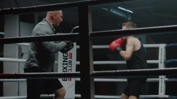Professionell Tränare Lär Unga Boxare Hur Man Undviker Slag Boxningsringen — Stockvideo