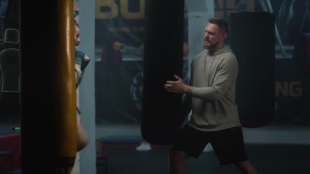 Combate Femenino Ejercicios Vendas Boxeo Con Entrenador Masculino Gimnasio Oscuro — Vídeos de Stock