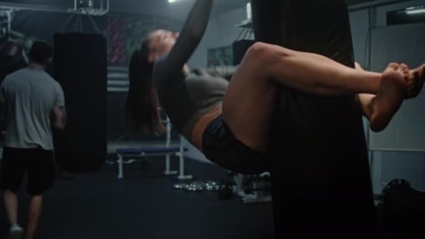 Atletik Vücutlu Güçlü Bir Kadın Kum Torbasında Karın Kası Egzersizi — Stok video