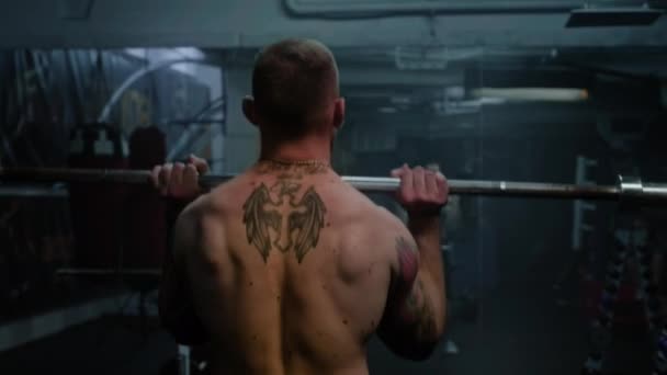 남자는 상승하고 Led 점화를 어두운 체육관에 바벨을 활기찬 운동을 합니다 — 비디오