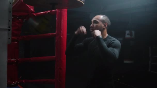 Fokuserade Afroamerikanska Fighter Träffar Boxningssäck Träning Mörk Boxningsgym Athletic Man — Stockvideo