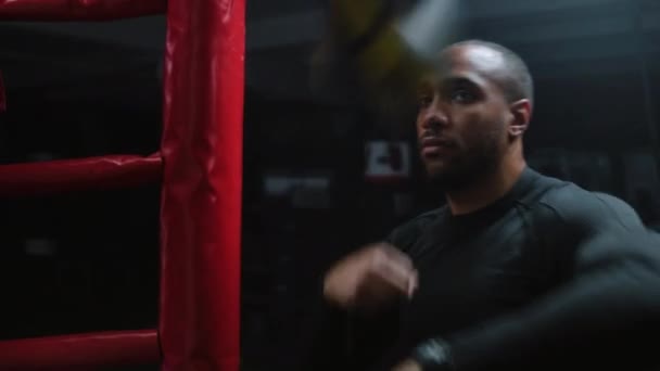 아프리카계 미국인 전투기는 어두운 체육관에서 운동하는 가방을 경쟁이나 토너먼트와 싸우기 — 비디오